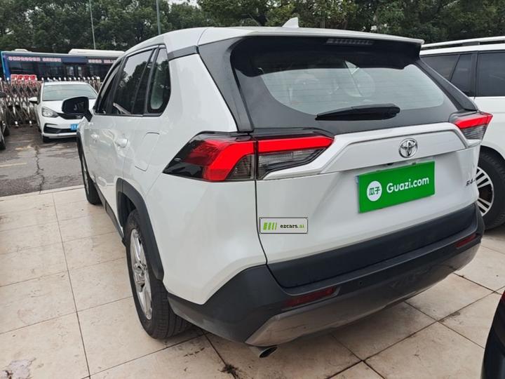 RAV4 2022 2.0L CVT RWD Plus photo 4