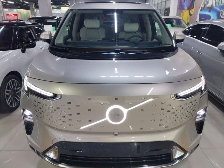 EM90 2025 Ultra 6-Seater photo 2