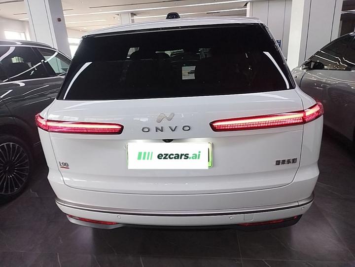 L90 2025 Ultra 6-Seater 60 photo 5