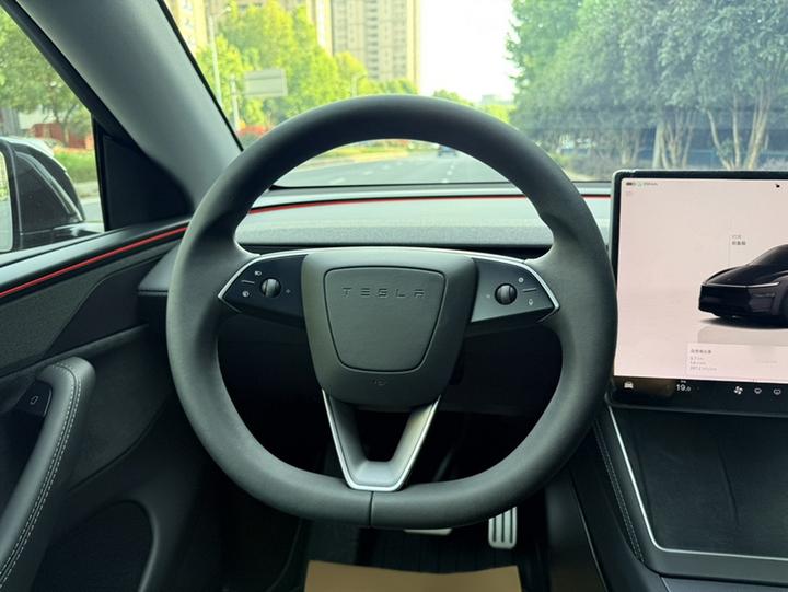 Model Y 2025 Long Range AWD photo 2