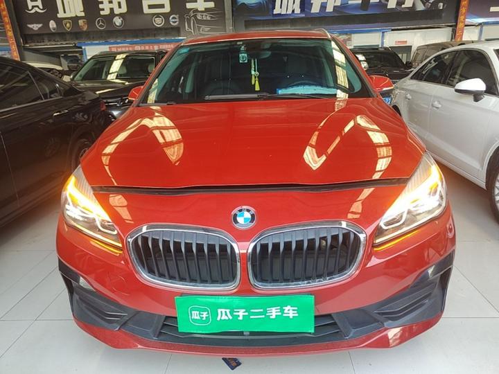 2 Series Wagon 2018 218i Leading photo 2