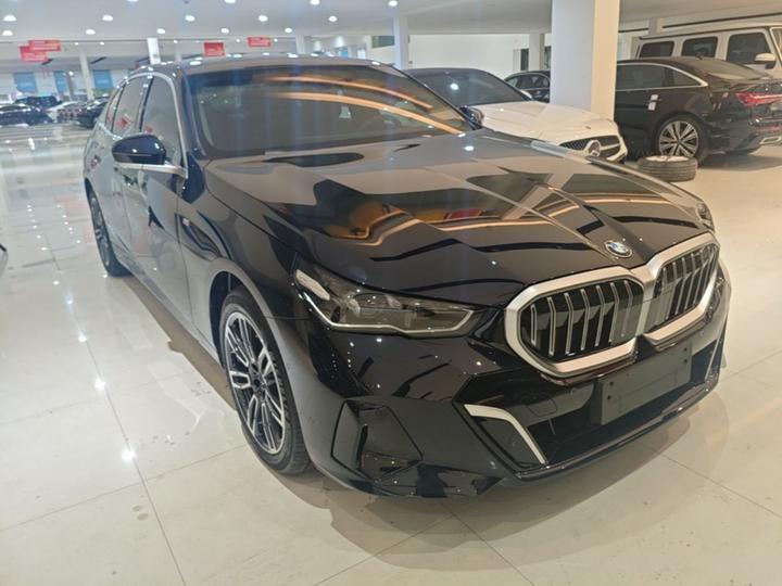 5 Series 2025 530Li Leading M Sport Package photo 3