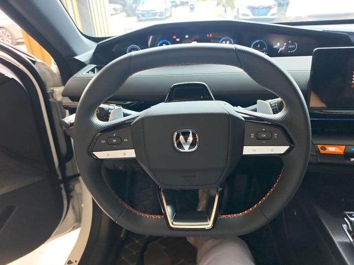 UNI-V 2024 1.5T Premium photo 6