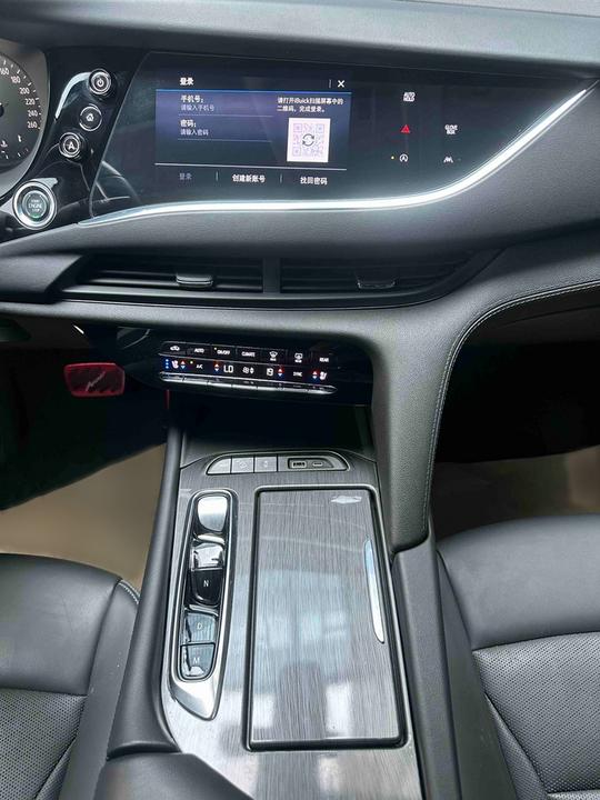 2022 652T RWD Premium 7-Seater photo 5