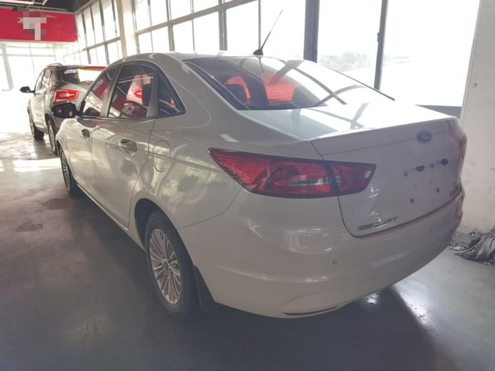 Escort 2015 1.5L MT Comfort photo 4