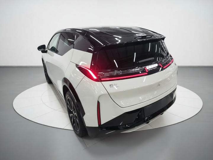 X 2025 4-Seater RWD photo 4