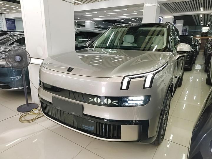 900 2025 2.0T Ultra 6-Seater