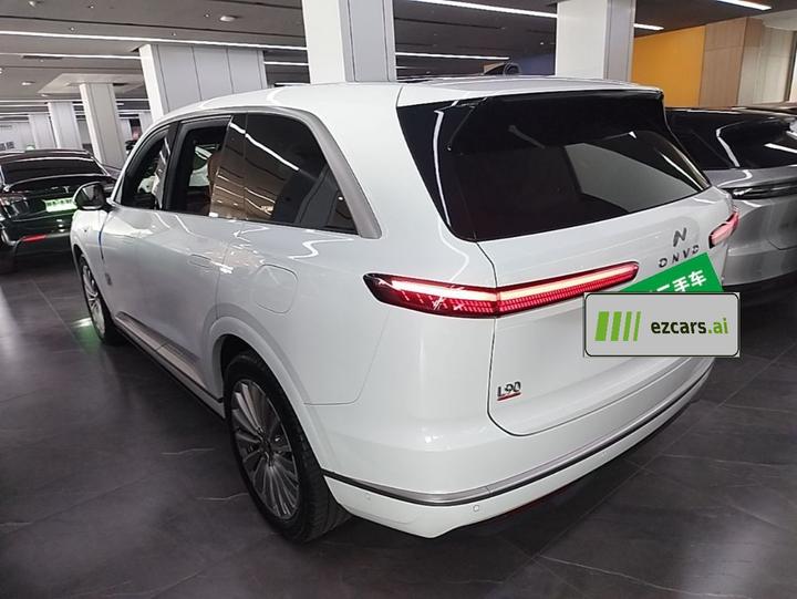 L90 2025 Ultra 6-Seater 60 photo 4