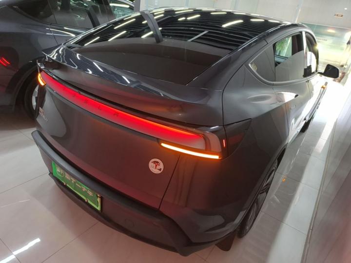 Model Y 2025 RWD Launch Edition photo 6