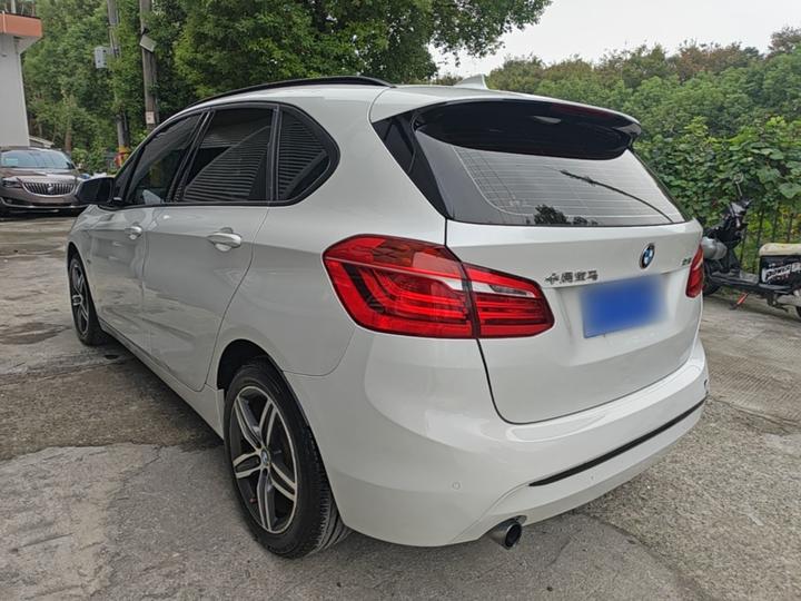 2 Series Wagon 2016 218i Sport Design Package photo 4