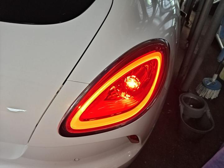 2022 555km Premium photo 7