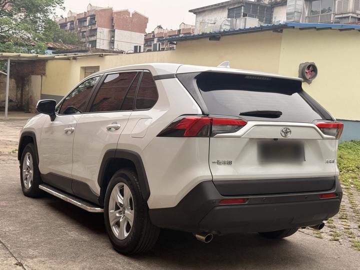 RAV4 2023 2.0L CVT RWD photo 4
