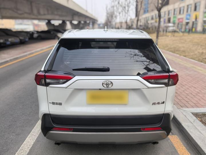 RAV4 2023 2.0L CVT RWD photo 4