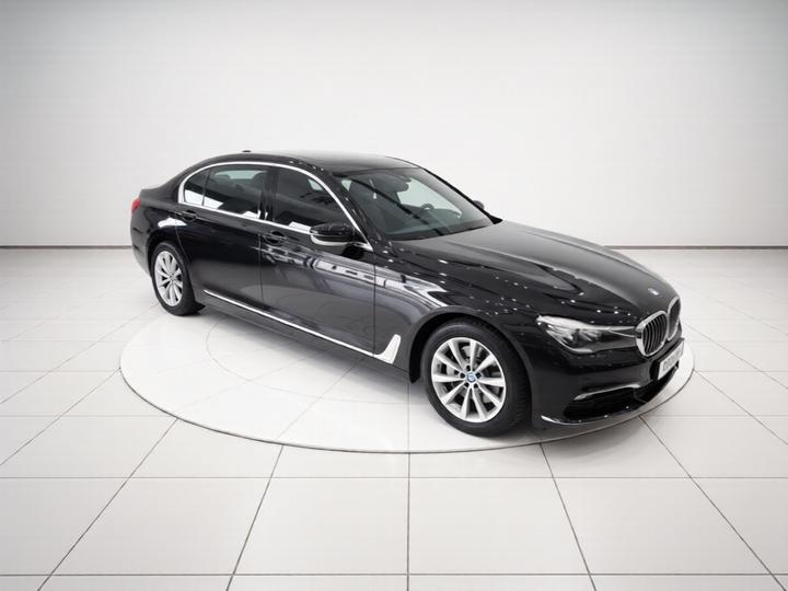 7 Series 2017 730Li Leading photo 3