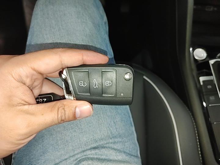 Tiguan L 2025 300TSI AT RWD photo 8