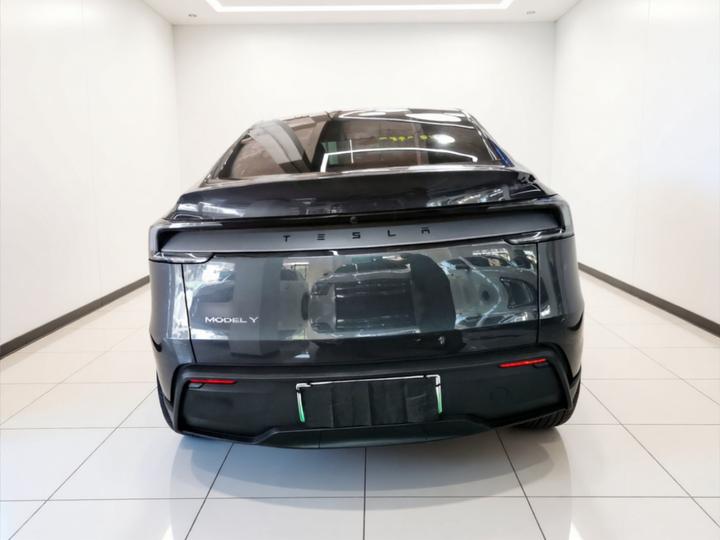 Model Y 2025 RWD photo 3