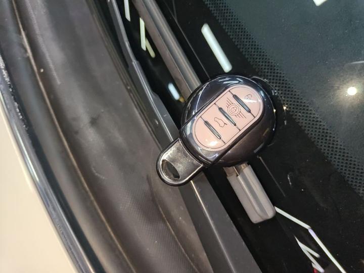 2016 1.2T ONE 5-Door photo 8