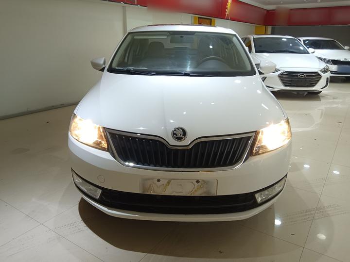 Rapid 2016 1.6L AT photo 2