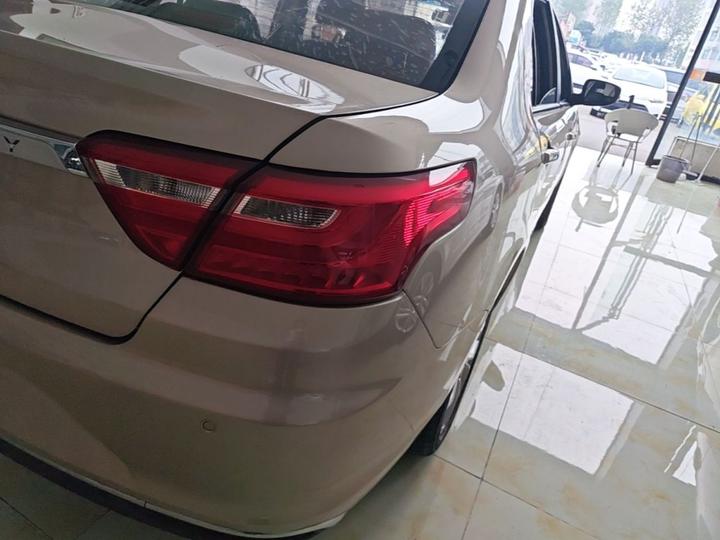 Vision 2018 1.5L MT photo 7