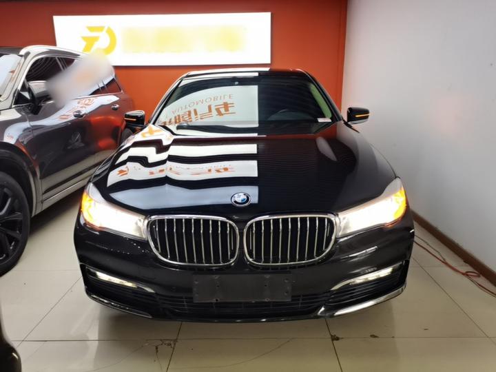 7 Series 2017 730Li Leading photo 2