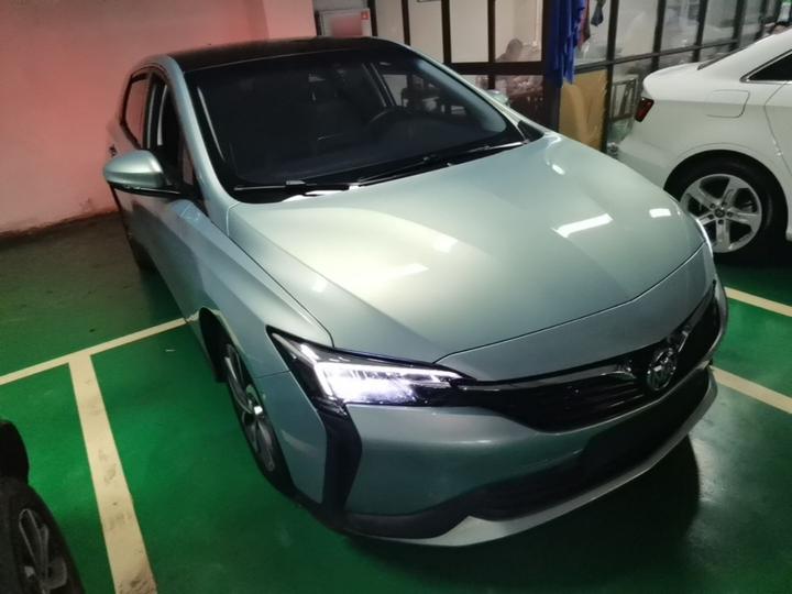 6 2022 PHEV photo 3