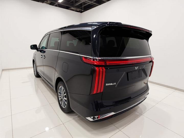 2025 AWD 8 photo 4