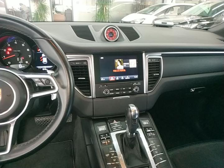2017 Macan 2.0T photo 8