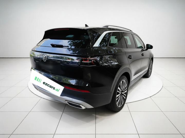 2024 330TSI Luxury photo 6