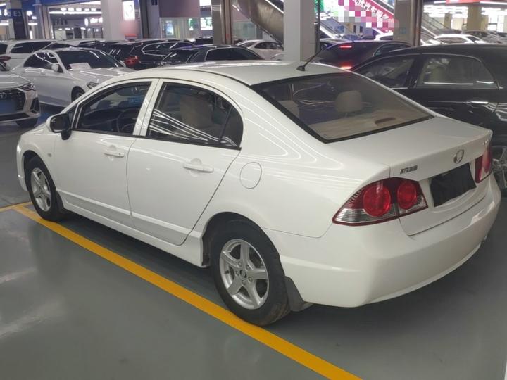CiiMO 2015 1.8L AT Comfort photo 4