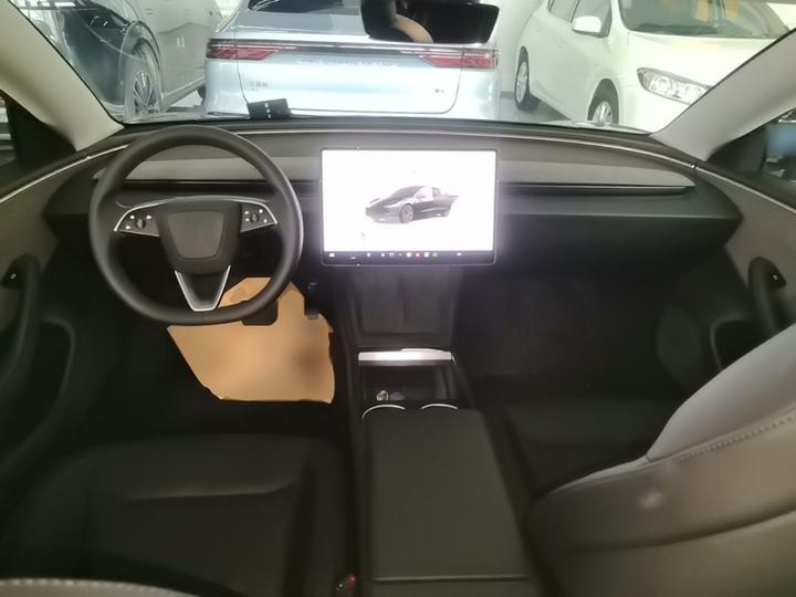 Model 3 2023 RWD photo 5