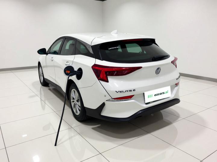 6 2020 PHEV Fashion photo 4