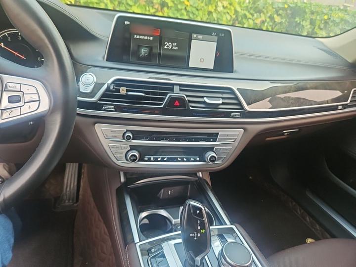 7 Series 2018 730Li Exclusive Excellence photo 5