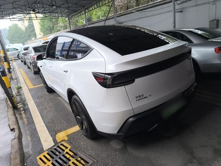 Model Y 2025 RWD photo 4
