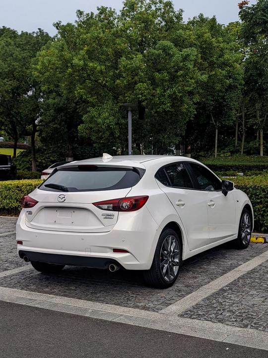 3 Axela 2017 Hatchback 2.0L AT Luxury China VI photo 6