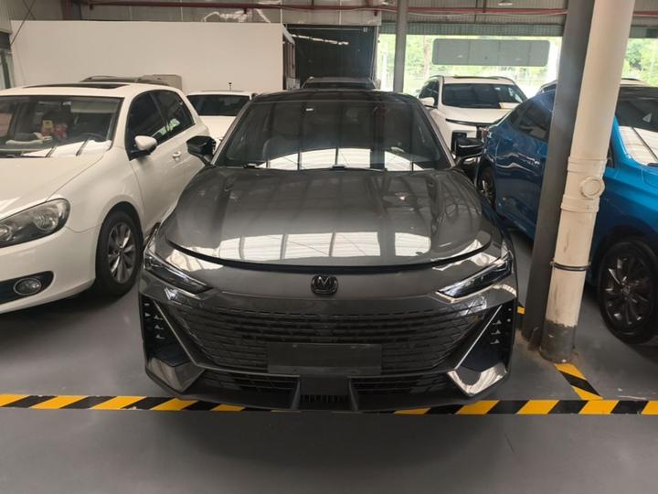 UNI-V 2022 1.5T Premium photo 2