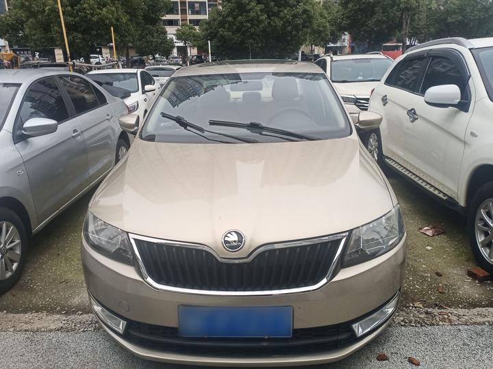 Rapid 2015 1.6L AT photo 2