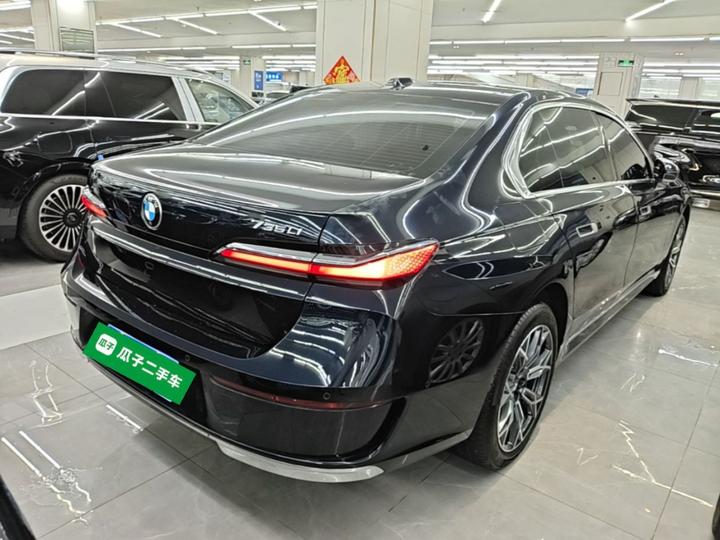 7 Series 2023 735Li Luxury photo 4