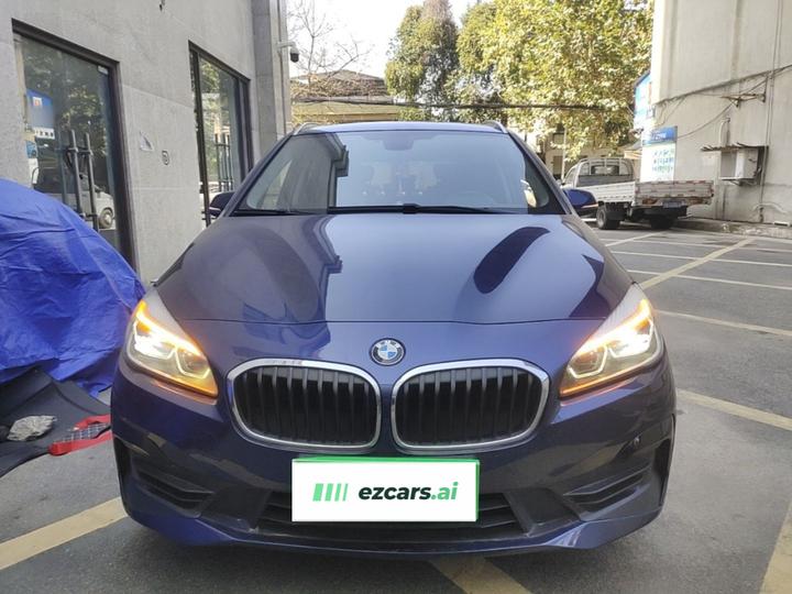 2 Series Wagon 2018 218i Leading photo 2