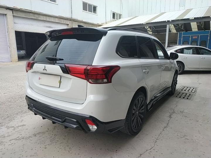 Outlander 2021 2.0L RWD 5-Seater photo 4