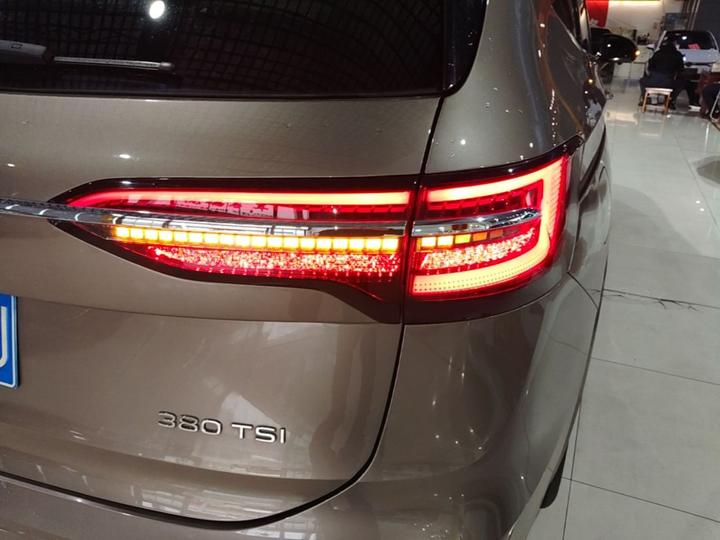 Viloran 2022 380TSI Premium photo 7