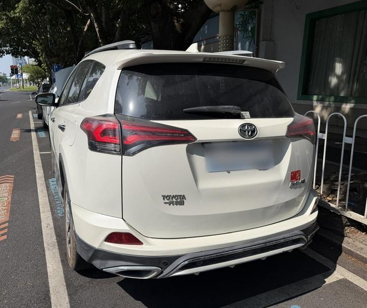 RAV4 2016 2.5L AT AWD Premium photo 4