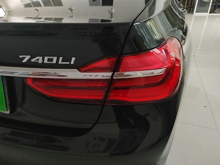 7 Series 2017 730Li Leading photo 7