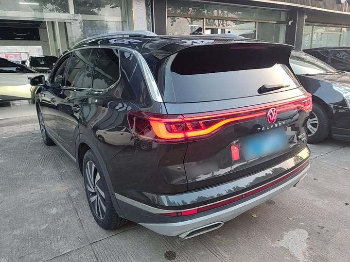 2021 330TSI RWD Luxury photo 4