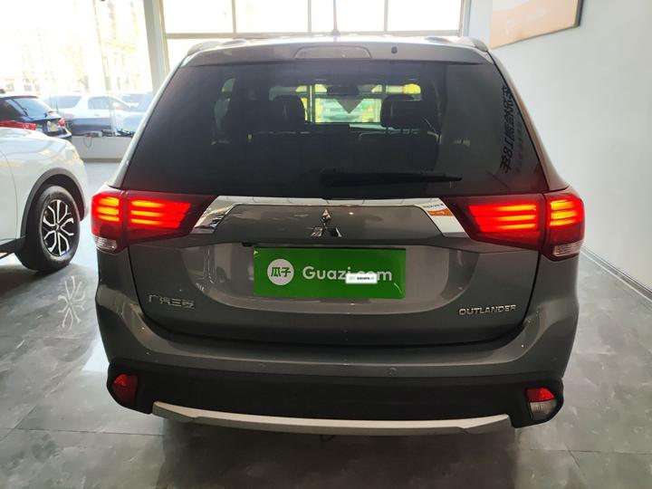 Outlander 2016 2.4L AWD Elite 5-Seater photo 3