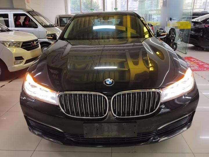 7 Series 2016 730Li Leading photo 2