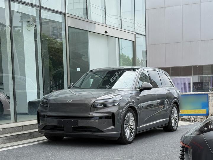 L90 2025 Ultra 6-Seater 60