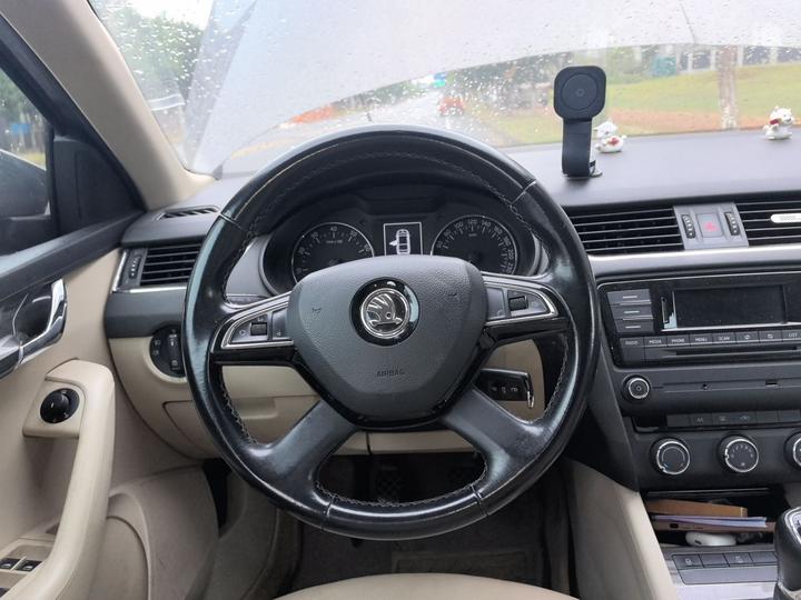 Octavia 2015 1.6L MT photo 7