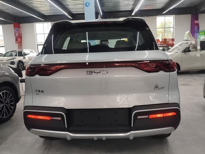 Yuan UP 2027 Flying Spur 401KM Pilot photo 3