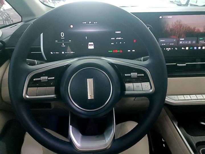 2023 AWD Flagship photo 2