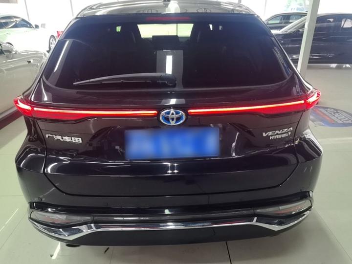 2022 Hybrid 2.5L CVT RWD Premium photo 3